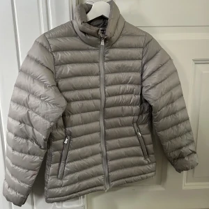 Sail racing jacka - Säljer min sail racing jacka som inte används längre. Köpt för runt 1500. Storlek M men skulle säga att den passar för S också då det är min vanliga storlek.