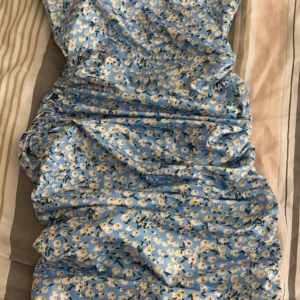 Jättefin Klänning🩵💆🏼‍♀️💅🏻 - Säljer nu min jättefina klänning från Shein🩵 Använd en gång på skolavslutning💆🏼‍♀️ Annars helt ny! Köpte 2021 så vet inte om den finns kvar! Köpte för 119 säljer nu för 70! Pris kan diskuteras vid snabb affär🩵 strl xs💖