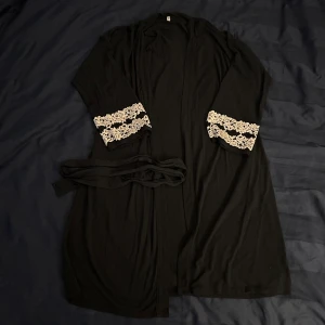 Intimissimi morgonrock  - Säljer min fina Intimissimi morgonrock då den knappt används. Den är tvättad och i nyskick. Kostade 620 kr🥰🖤