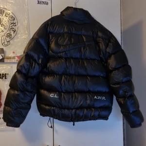 Nike x Nocta Puffer Jacka - Nike x Nocta Drake jacka i väldigt schyst skick. Strl: M.  Jackan är tidigare köpt begagnad (Därmed kan jag inte garantera äkta). Men är säker på att den är det. Kom gjärna DM för mer bilder eller frågor🤝🏻