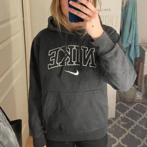 Hoodie från NIKE - Snygg hoodie i mörkgrå/svart färg Fint skick, inte mycket använd. 