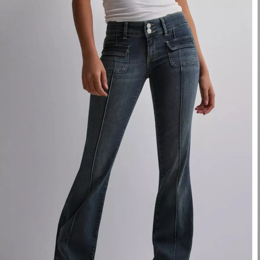 Säljer mina fina jeans från nelly då dom är lite för små på mig, fråga gärna om ni vill ha egna bilder eller någon annan fråga. Jag är 165 och skulle säga att dom är perfekt i längen på mig💗. Jeans & Byxor.