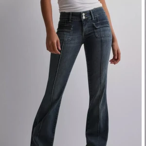 Populära lågmidjade jeans från Nelly - Säljer mina fina jeans från nelly då dom är lite för små på mig, fråga gärna om ni vill ha egna bilder eller någon annan fråga. Jag är 165 och skulle säga att dom är perfekt i längen på mig💗