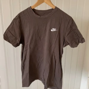 Nike T-shirt - Säljer denna tshirt från Nike! Storlek M. Pris 75kr plus frakt. Om du har några frågor är det bara att kontakta! 😊