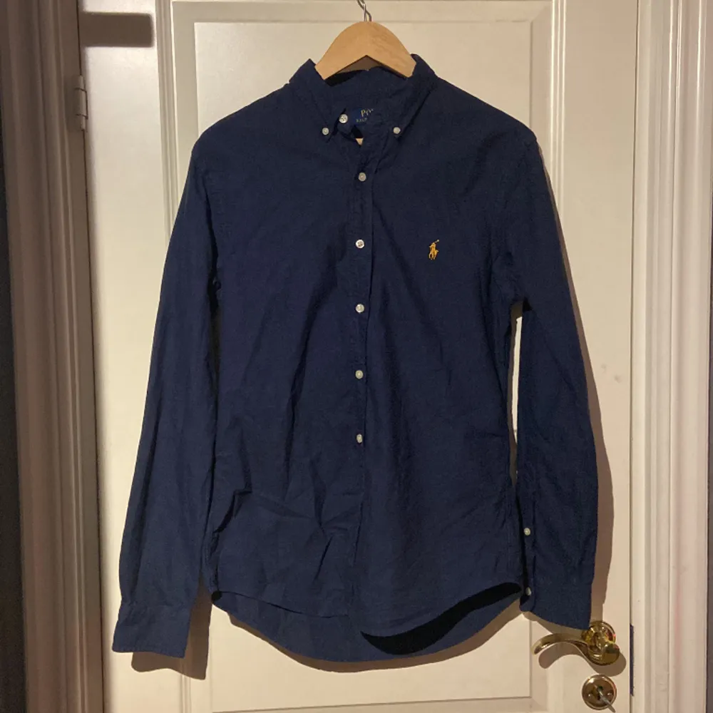 Säljer min mörkblåa ralph lauren skjorta då den är för liten. Skicket är 10/10 och är 100% äkta. Fick den i julklapp och har använt den cirka 10 gånger. Storlek: M. Tveka inte om att ställa frågor . Hoodies.