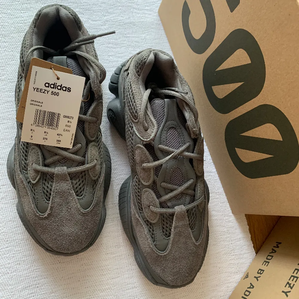 Yeezy sneakers i färgen Granite 💣   Storlek 42 2/3 Obs! De är vanligtvis små i storleken, rekommenderas size up 0,5-1 storlekar. Se guide för Yeezy på internet.   Skriv för fler bilder eller frågor 👟. Skor.