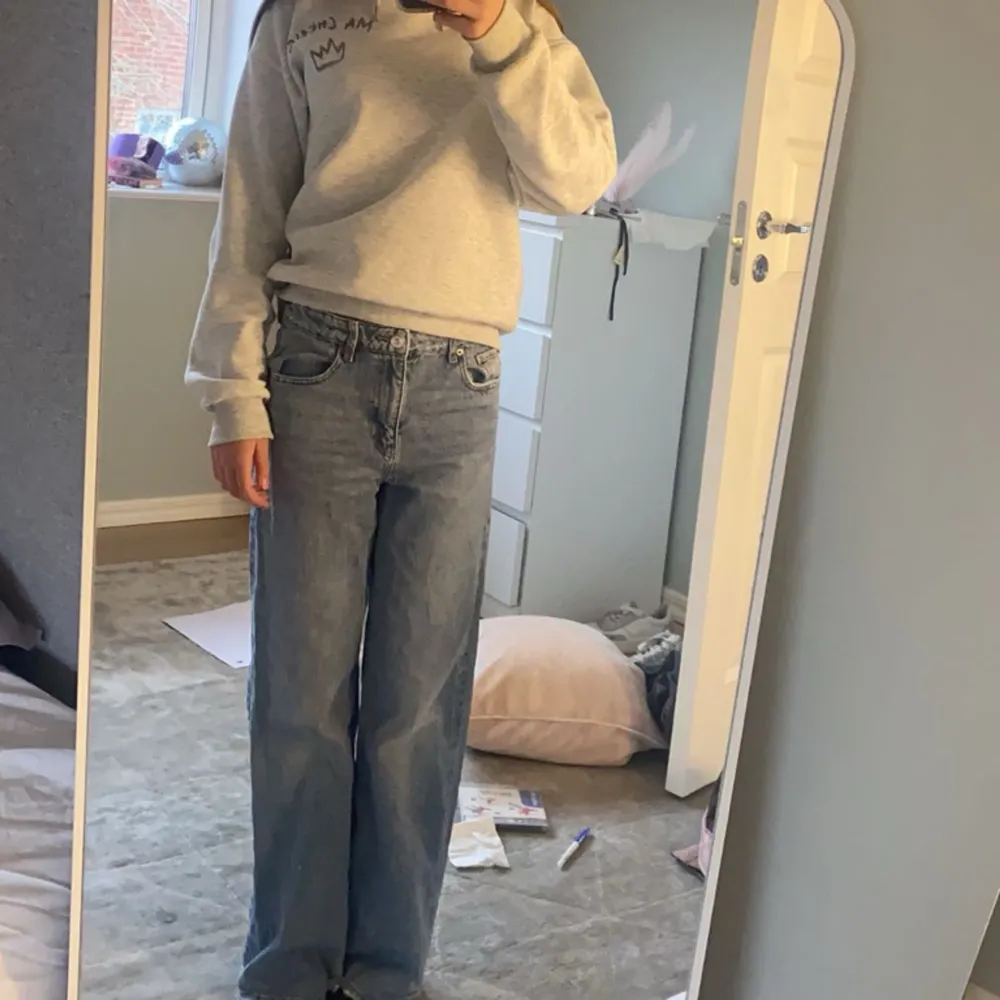 jätte snygga baggy jeans som är lite använd väldigt snygga och sitter väldigt bra. Jag är ungefär 163 cm. Har en Putte liten fläck där framme som inte alls syns. 💗💗 byxorna har borde passa XS/S. Man kan spänna åt de i midjan . Jeans & Byxor.