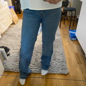 Jeans - Det är ett par högmidjade jeans från Pull&bear som har 80 cm i innebensläng. Modellen har slitage på nederdelen men som är med i själva designen. Storleken är 32. Säljes då dem är för små vid midjan och för långa med till.