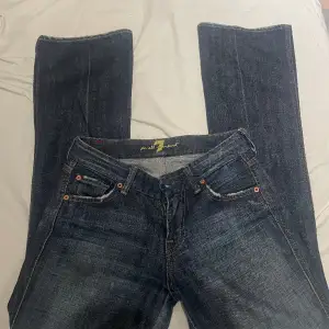 Lågmidjade 7 for all mankind bootcut jeans i ”A pocket” modellen 🤍Strl 26x32, Sömmen har släppt på höger ficka bak men bara yttersömmen. Pris kan diskuteras, kan tas fler bilder vid intresse🤍