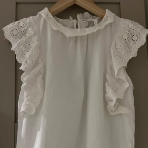 Vit blus - Vit volangblus från Nelly. Såå fin i storlek S. Säljer för att jag redan har en liknande💓Använd fåtal gånger