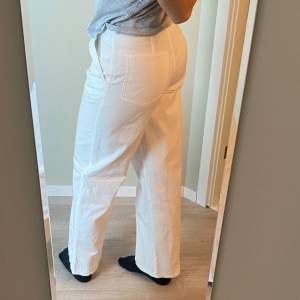 Säljer dessa jättesnygga lågmidjade vita byxor från pimkie i storlek 36