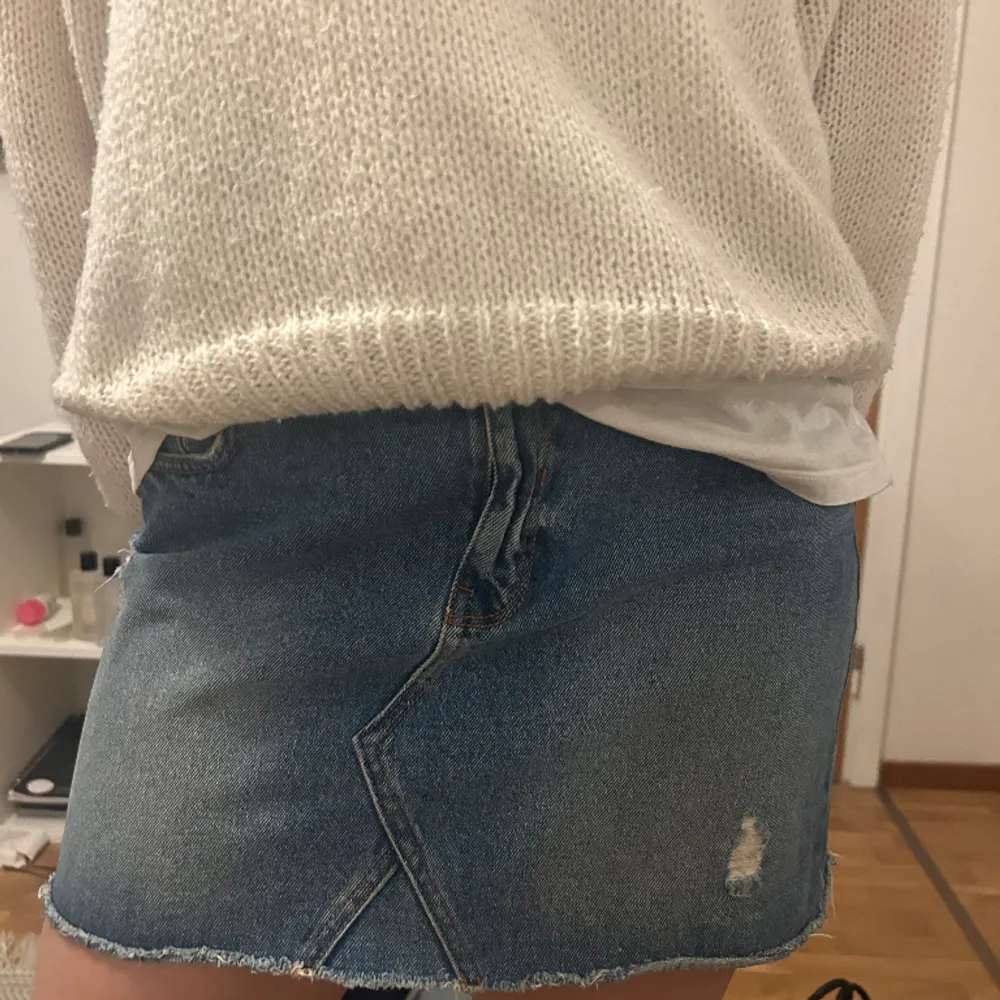 Lågmidjade jeans kjol köpt second hand. Så fin. . Kjolar.