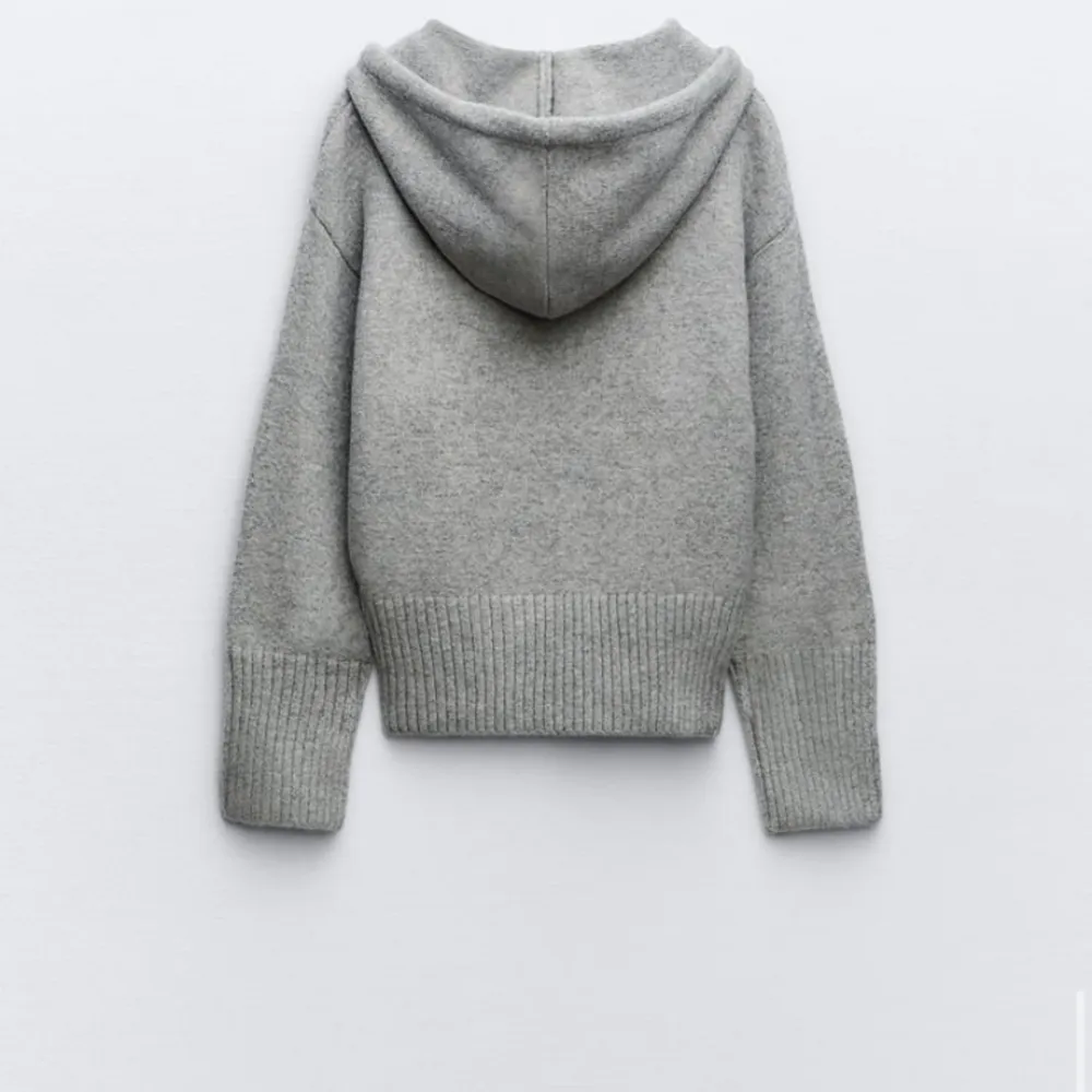 Säljer denna super fina, populära stickade hoodien från zara som just nu är slutsåld💕aldrig använd och i helt nyskick. Skriv för fler bilder eller vid funderingar🥰. Hoodies.