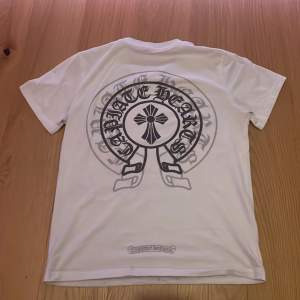 Two tone vit t-shirt från chrome hearts, minimalt använd, hög kvalitet på tryck. Pris kan diskuteras.   OBS 1:1