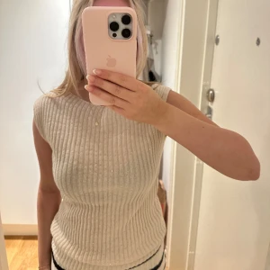 Topp - Säljer denna topp med paljetter i ifrån zara, har inte kommit till användning💗💗