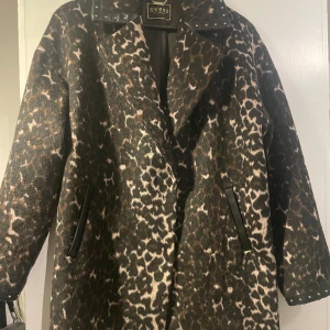 Leopard kappa - Kappa from guess i jättefint skick. Använd 2-3 gånger.