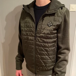 J.Lindeberg Cardigan - Tja! Säljer denna riktigt schyssta cardigan från JL. Den är i mycket bra skick. Enligt mig 8/10 men bedöm själv. Köpt på JLindebergs hemsida för 3300 - mitt pris 1499.  Hör av er vid frågor eller funderingar!