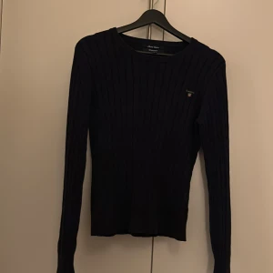 Gant tröja - Stickad tröja från gant i färgen marinblå och ganska bra skick lite slitet vid handlederna men annars i bra skick. Använd ganska många gånger