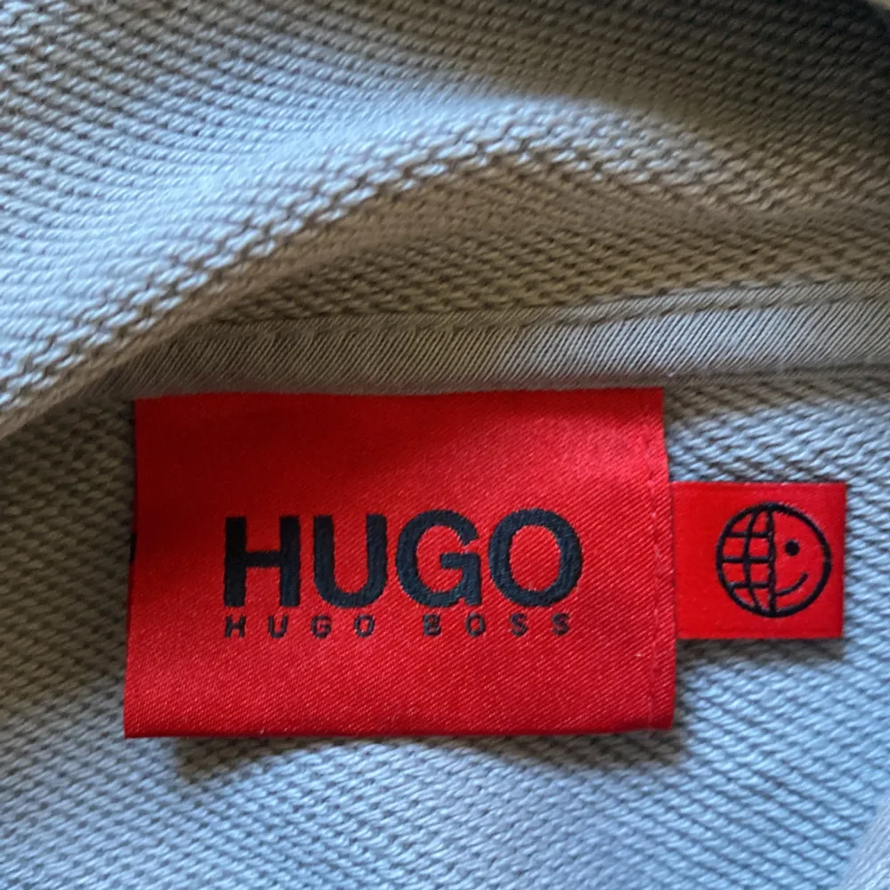 Riktigt fett Hugo boss tröja som jag har köpt från Hugo boss hemsida. Vill inte ha den längre pga inte min stil längre Sitter på mig riktigt bra och jag är 183. Tröjor & Koftor.
