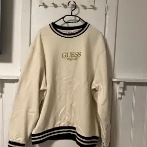 Guess sweatshirt köpt på Urban Outfitters. Passform är loose och är i princip oanvänd. Storlek L/Xl