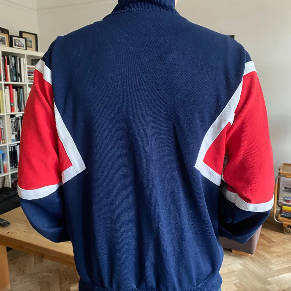 Riktigt fet 90/00tals adidas tracktop. Knappt använd. Följ din storlek.. Hoodies.