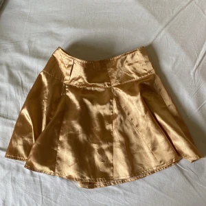 Glittrig festkjil - Vintage kjol köpt second hand. Skulle säga att den är XS. 