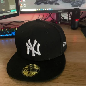 New era keps - New era 59 fifty keps. Storlek 7 3/8 (58.7 CM). Köpte för ett par månader sen men använde typ 3 gånger 
