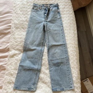 Jeans  - Levi’s straight jeans i storlek 23 (högmidjade), köpte för ett par år sedan men är som nya. Jag är 170 lång och de är väldigt korta på mig. Säljer nu då dom är alldeles för små för mig och har inte används på nått år💗