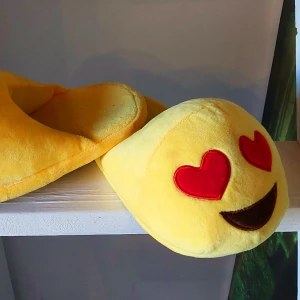 Smiley tofflor - Oanvända Hittar ingen stl. Men skulle säga stl 36