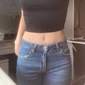 Mörkblå mid waist jeans från Gina Tricot. Kommer inte till användning och i bra skick💗