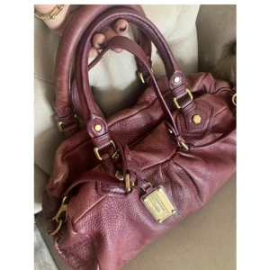 Marc Jacobs väska - Intressekoll på min Marc Jacobs väska🫶Den är ÄKTA, köpt från Vestiaire Collective💕 Det finns en liten fläck på insidan, skriv för bild eller om ni har några frågor!