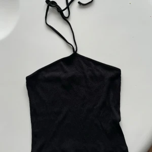 Topp - Supersöt topp från NAKD med knyte runt halsen. 