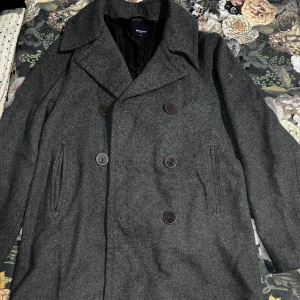 Grå Ullrock - Boomerang 🪃 - Grå Ullrock från boomerang   En knapp saknas !   Därav av priset 