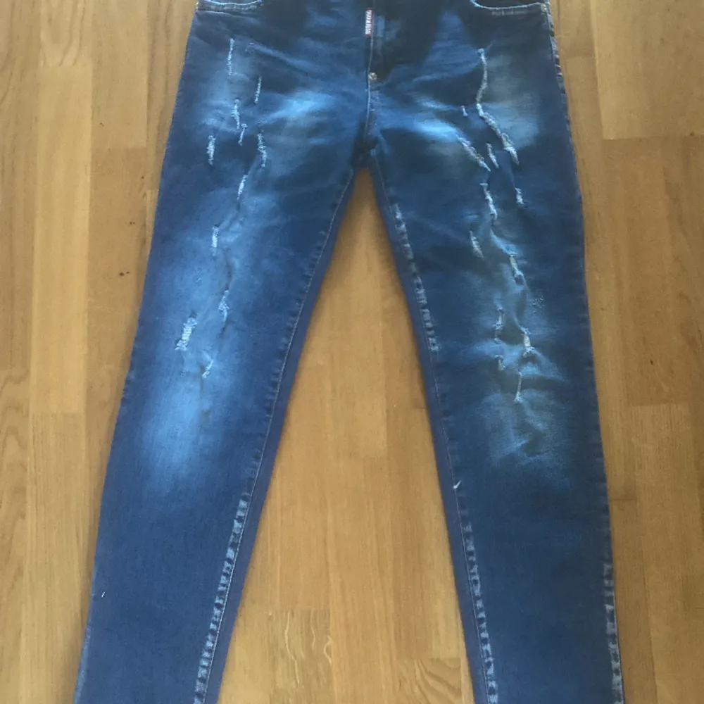 Hej. Jag säljer mina dsquared 2 jeans. Pågrund av att dem är försmå och använt ca 2 gånger. Köptes för ungefär 1000kr. Då dem bara har legat och samlat damm i garderoben. Dem är nytvättade. Och är slim fit i passformen.. Jeans & Byxor.