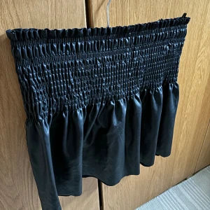 Läderkjol  - Jättefin läderkjol från zara barnavdelning. Storlek 164 eller XS med mycket stretch