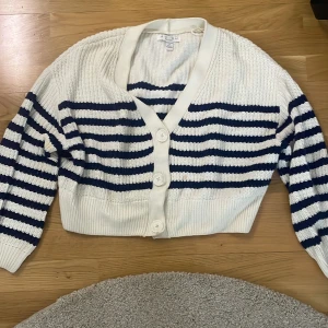 Stickad tröja  - Blå/vit stickad tröja 