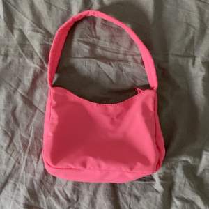 En fin rosa handväska från ginatricot, köpt ett tag sen och säljs för den är inte i min stil längre💕köp sker via köp nu. För fler bilder eller frågor kom privat💕