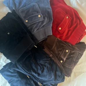 Juicy byxor - Hej, någon intresserad av att köpa Juicy byxor de är använda 4 gånger och är i bra skick. Har inte använt de så mycket för har tyckt att de inte är så fina på mig de var lite stora i storleken. Helst 500-600 kr styck då de kostade 1099 kr styck men för det mörkblå setet så blir det nog 900-1000 kr