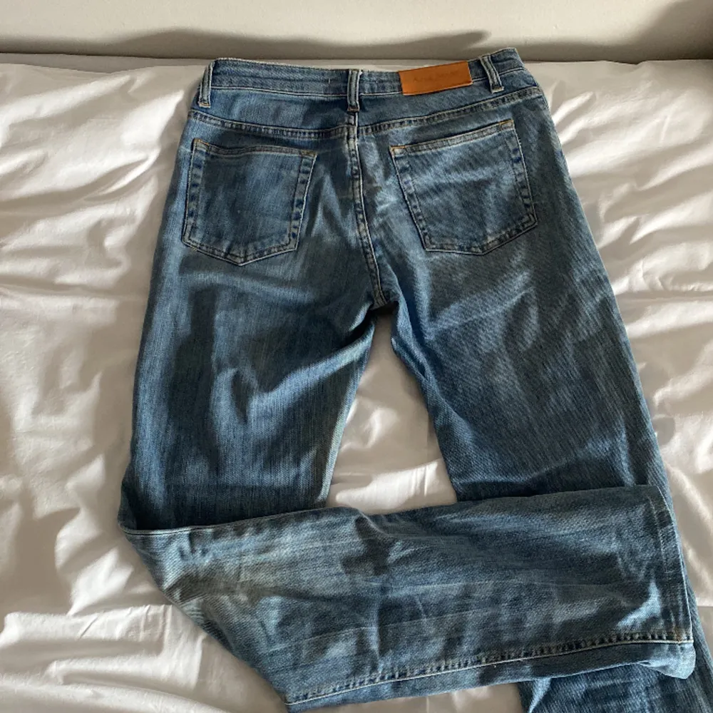 Sälja mina Acne jeans som tyvärr är för små! Vet inte vad storleken är men innerbenet är 82 cm och midjemåttet är ca 38 cm rakt över.  Jeansen är använda men fortfarande i ett otroligt bra skick, därav priset.✨✨ Buda buda buda!!!!. Jeans & Byxor.