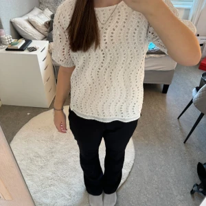 Blus - Vit blus som tyvärr inte kommer till användning! Köpt på Sellpy