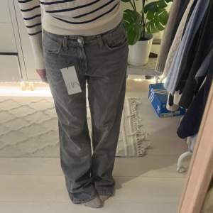 Helt oanvända gråa midwaist jeans från Zara🌟Midjemått: 36cm rakt över, Innerbenslängd: 81cm