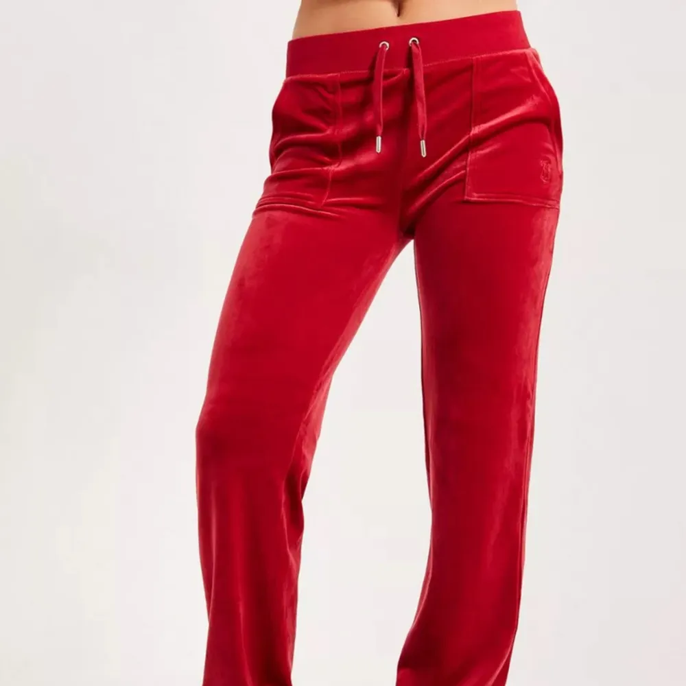 snygga röda juicy, bra skick knappt använda, priset kan diskuteras. Jeans & Byxor.