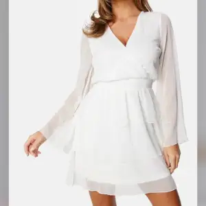 Oanvänd vit klänning som är perfekt för studenten eller bara som sommarklänning😍
