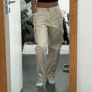 Cargo pants  - Jättefina beiga cargo pants från märket ”Skeleton & co” i mycket bra skick!  Byxorna har ingen tydlig storlek markerad men jag skulle säga att de är storlek M/L :) 