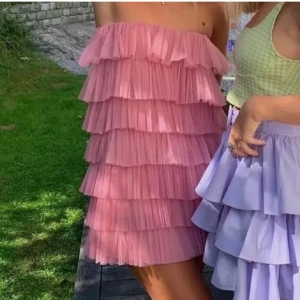 Rosa klänning zara volanger   - As snygg klänning från zara. Storlek M men passar S!💗