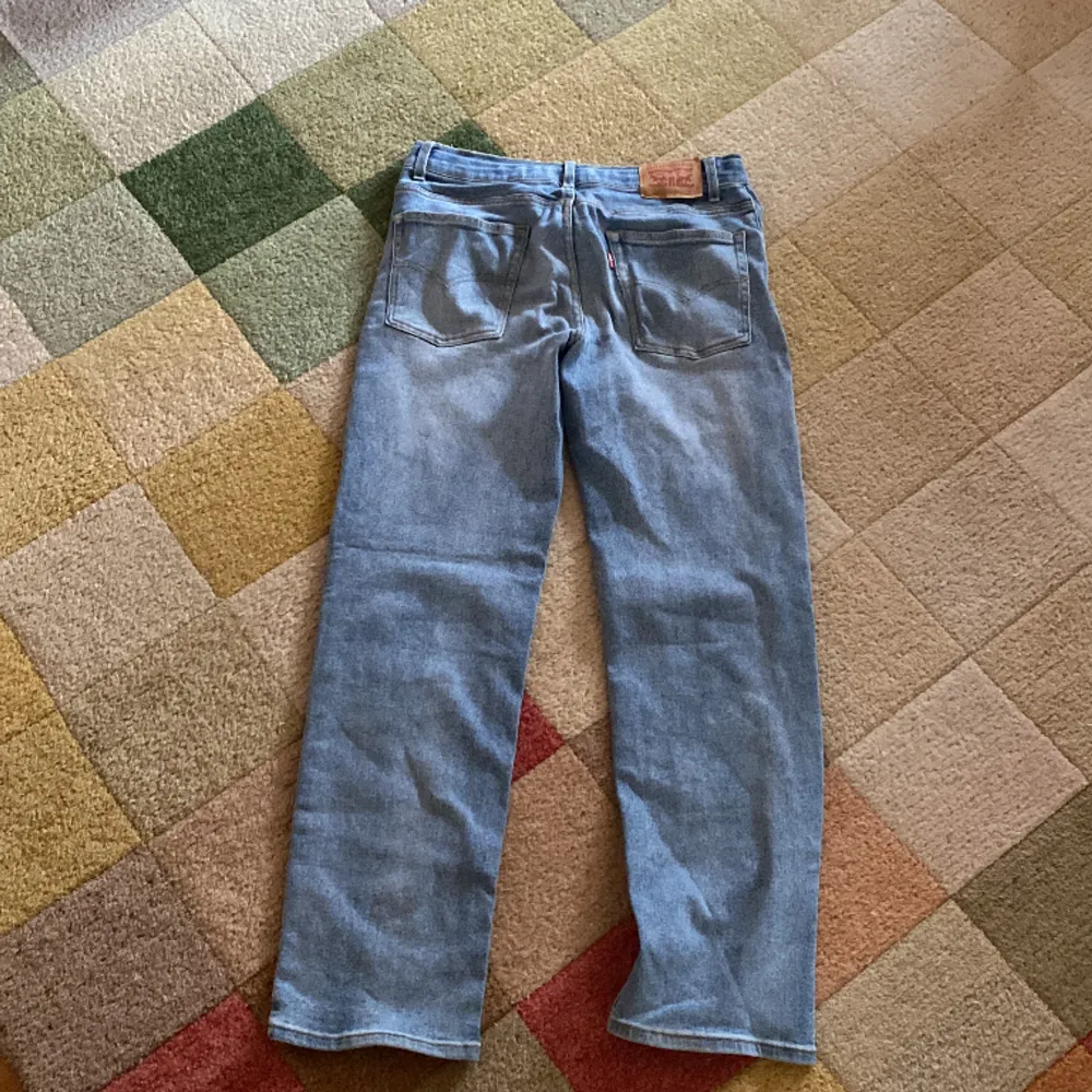 Hej säljer dessa Levis jeans storlek 16 a. Dom är i gott skick men lite slitna på lappen som sitter där bak. Annars är dom som nya!  . Jeans & Byxor.