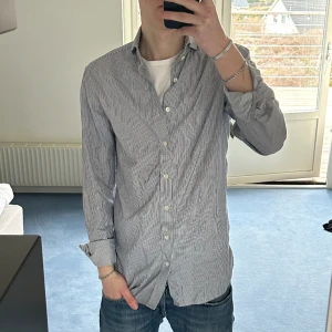 Oscarjacobson skjorta - Säljer nu min oscarjacobson skjorta då jag inte använder den, den är i storlek 38 vilket motsvarar s/m. De är en blårandig skjorta som är schysst till sommaren. Skriv vid funderingar!!🌟