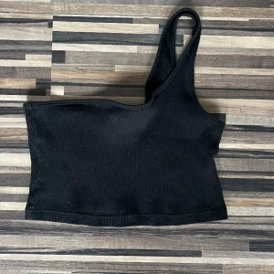 Linne - Ett enarmat svart, kort linne. Säljs då det är för litet för mig och inte används. Bara hör av dig vid frågor mm.💓