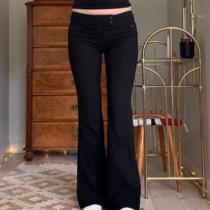 Vintage kostymbyxor - Lågmidjade utsvängda kostymbyxor med knappdetaljer framtill, från EDC by Esprit! Jag är 173 cm, midjemåttet är 76 cm och innerbenslängden 80 cm 💕