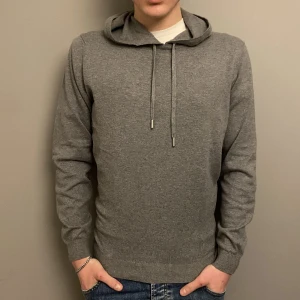 Ragman, kashmir & bomull hoodie - Tjena säljer en riktigt schysst kashmir och bomulls hoodie - skick: 9/10,  - storlek: M, personen på bilden är cirka 184 cm. Nypris: 1100, slutsåld överallt i denna storleken. För mer bilder och info skicka ett meddelande!